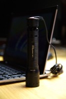 LED Lenser M7R: USB-Ladekabel am Notebook